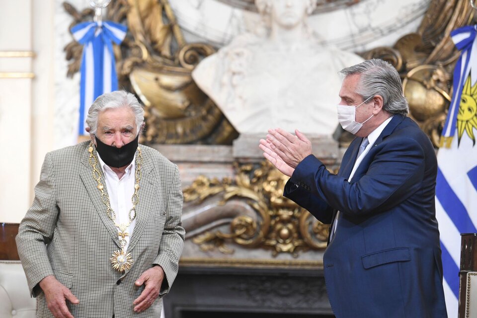 Pepe Mujica, condecorado por Alberto Fernández con el Collar de la Orden del Libertador San Martín (Fuente: NA)