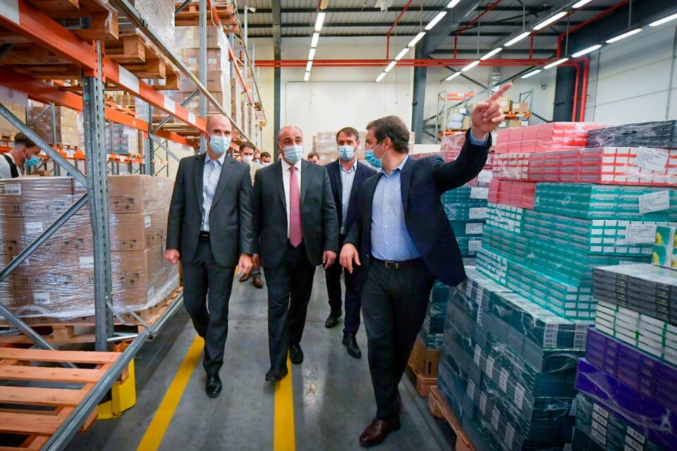Juan Manzur, jefe de Gabinete, recorrió una de las fábricas de Bayer. (Fuente: NA)