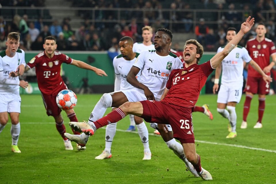 Desesperado, Thomas Müller busca ganarse un penal en el área del Borussia (Fuente: AFP)