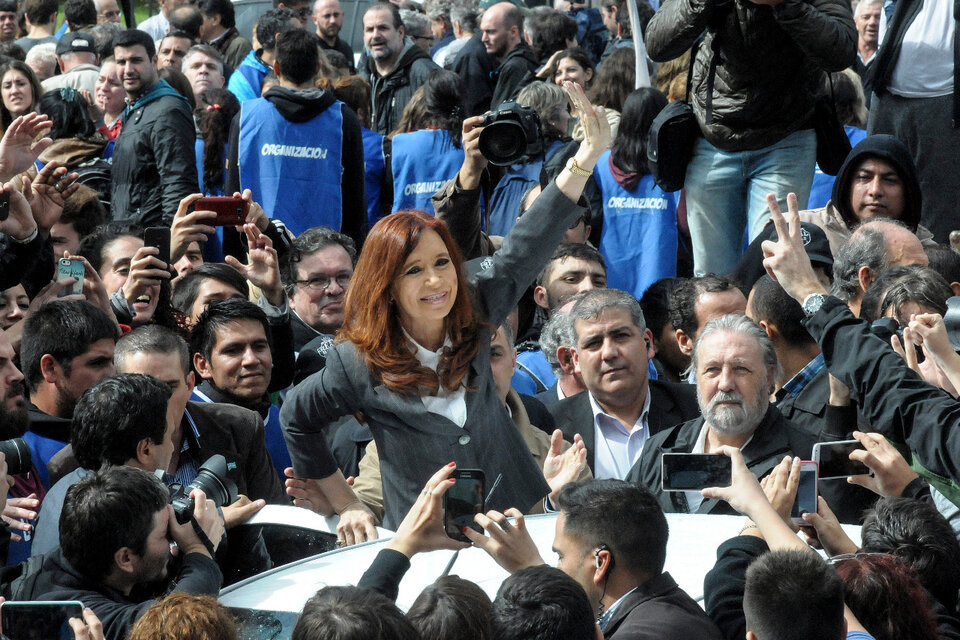 Cristina Kirchner, a diferencia de Mauricio Macri, fue respaldada por una multitud cuando fue citada a indagatoria.