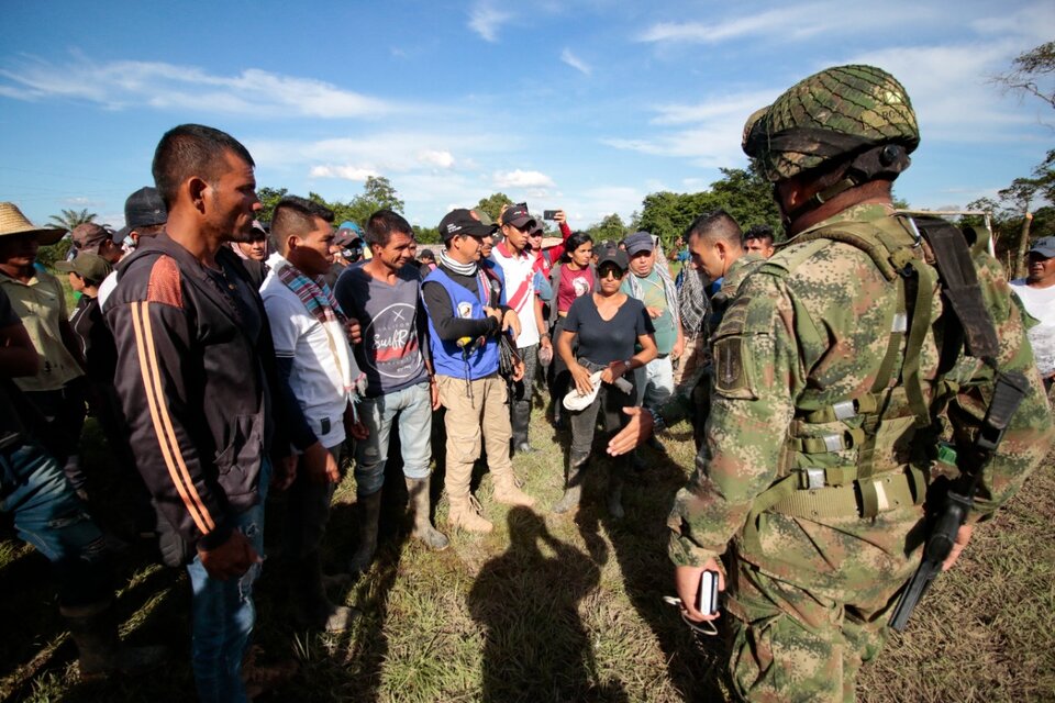 Rodeados, soldados colomianos hablan con cocaleros en Santander. (Fuente: EFE)