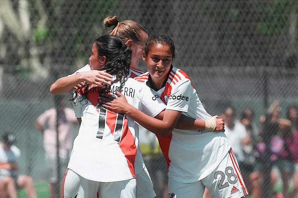 Birizamberri, receptora de los abrazos. La uruguay marcó un triplete  (Fuente: Prensa River femenino)