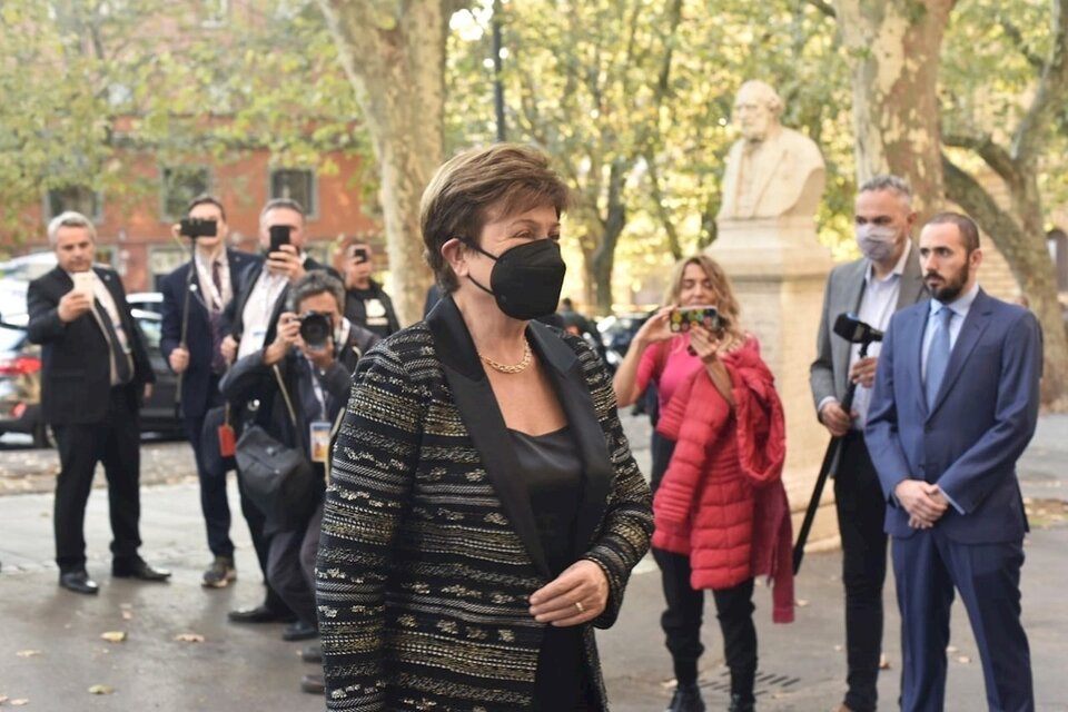 Kristalina Georgieva llega a la embajada argentina en Roma. (Fuente: EFE)