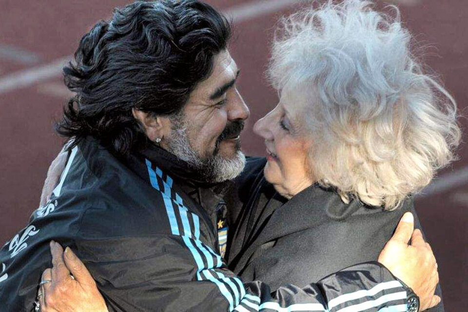 Abrazo eterno entre Diego y Estela Carlotto, de Abuelas de Plaza de Mayo. (Fuente: AFP)