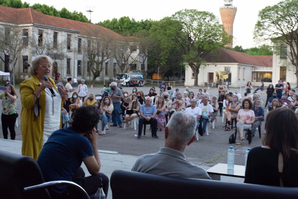 En la Plaza de los Derechos Humanos del campo clandestino de la Armada. (Fuente: Verónica Bellomo)