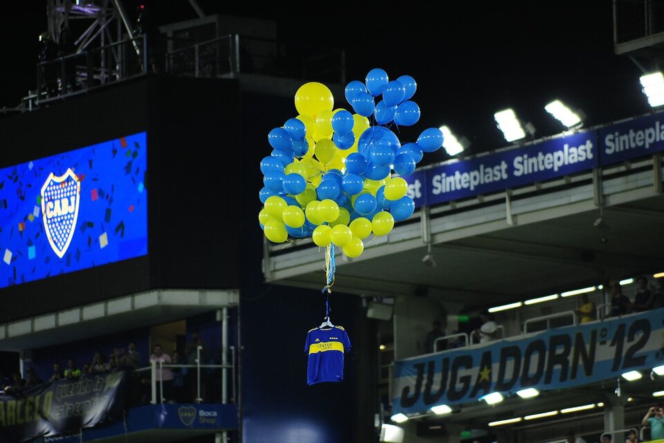 Los globos azules y amarillos elevaron al cielo una camiseta de Maradona (Fuente: Fotobaires)