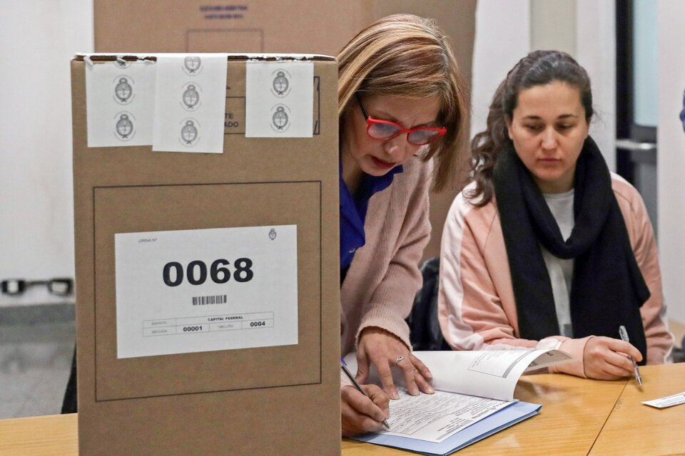 Los presidentes de mesa de las elecciones 2021 tienen la misión de conducir el funcionamiento de la mesa durante toda la jornada electoral. (Fuente: AFP)