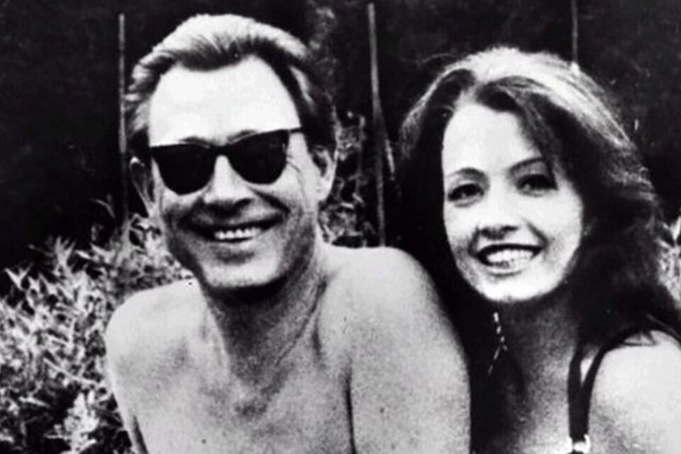 Stephen Ward y Christine Keeler sonríen antes del escándalo, en la única foto en la que aparecen juntos. 