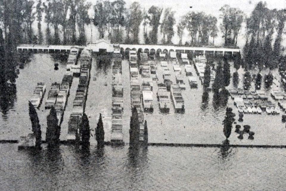 En 1985 se produce la inundación de Villa Epecuén, en el partido bonaerense de Adolfo Alsina.