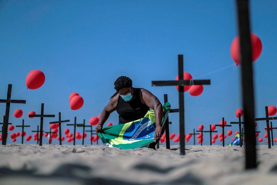 Trágica imagen simbólica de las muertes en Río de Janeiro. (Fuente: EFE)