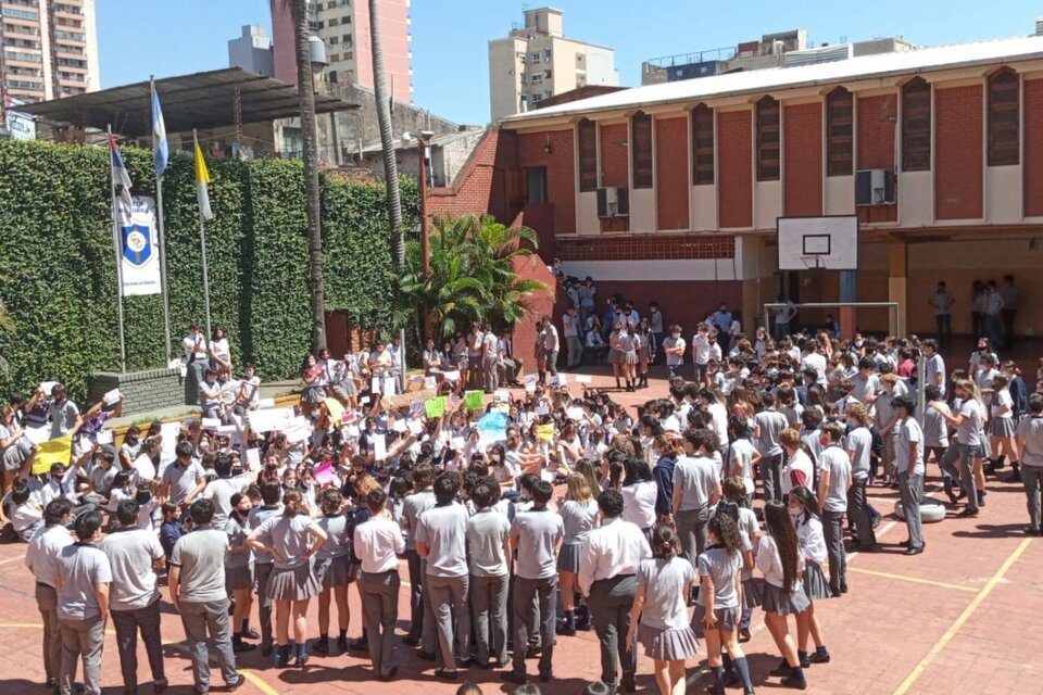 Las alumnas del Colegio religioso Roque González de Posadas denunciaron que que los jóvenes les levantaban la pollera y les sacaban fotos para difundirlas, entre otras situaciones de acoso. (Fuente: MisionesOnline)