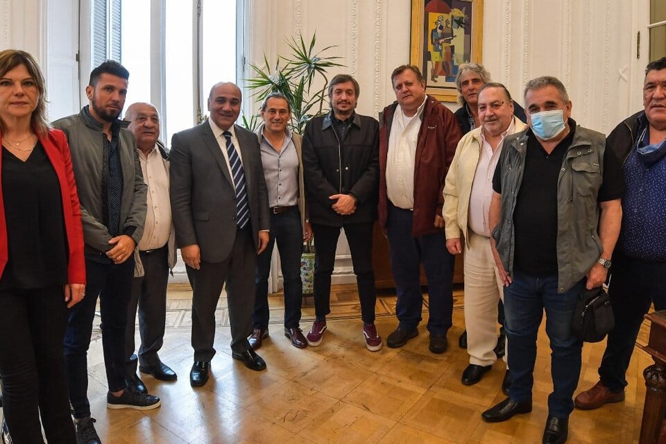El jefe de Gabinete, Juan Manzur se reunió con los gremios del transporte y con el diputado Máximo Kirchner.