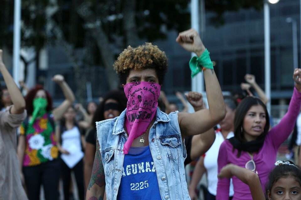 Activistas feministas de Caracas en la performance de "El violador eres tú"