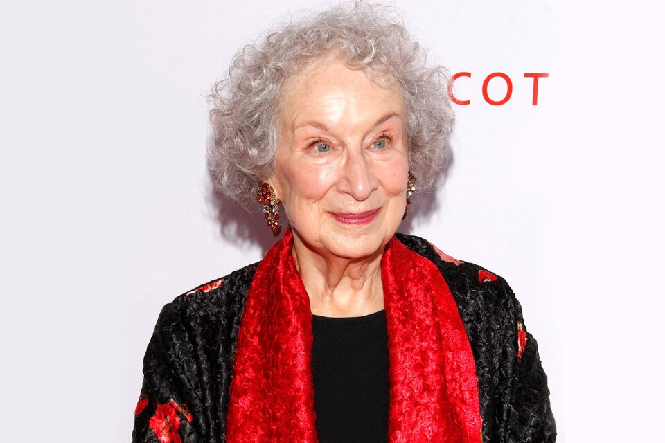 En 1939 nace la escritora canadiense Margaret Atwood, célebre en el mundo por su novela distópica El cuento de la criada. (Fuente: AFP)