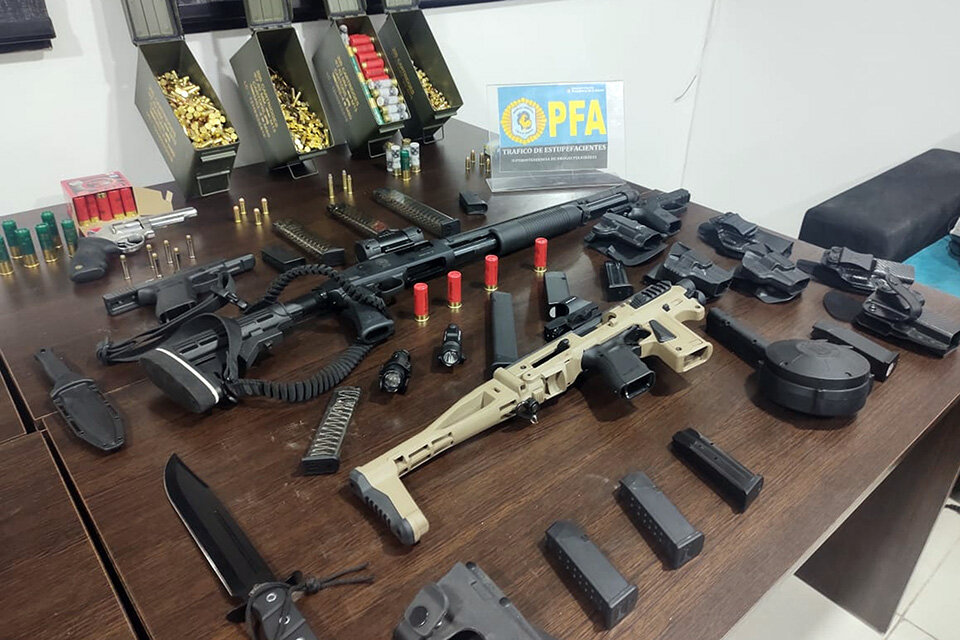 Armas y equipos secuestrados en los allanamientos a la banda.