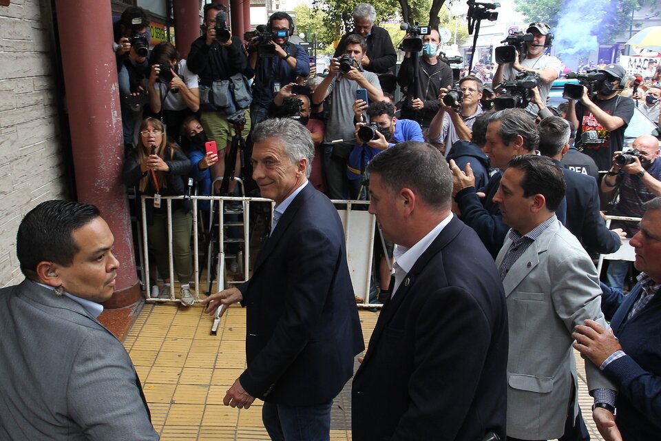 Macri ingresa a los tribunales de Dolores, segundos después de haber manoteado el micrófono de C5N.  (Fuente: Bernardino Avila)