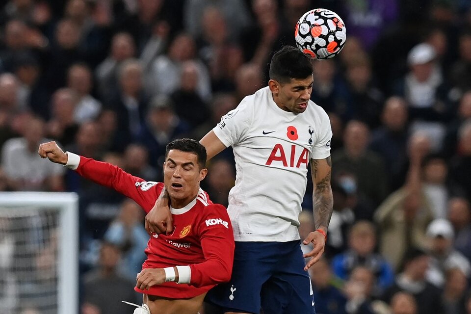 Cristian "Cuti" Romero le gana en las alturas a Cristiano Ronaldo (Fuente: AFP)