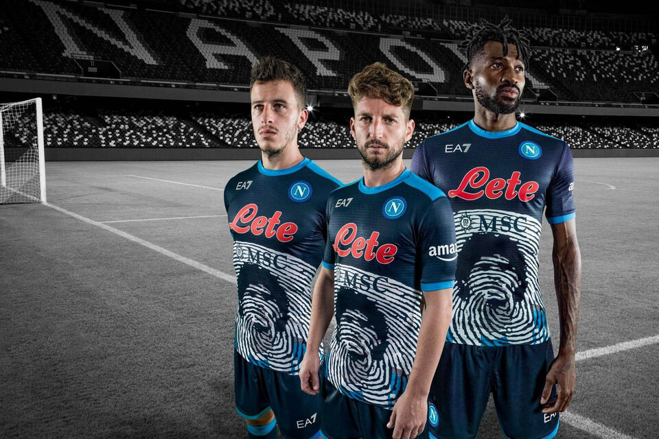 La camiseta denominada "Maradona Game" (Fuente: Prensa Napoli)