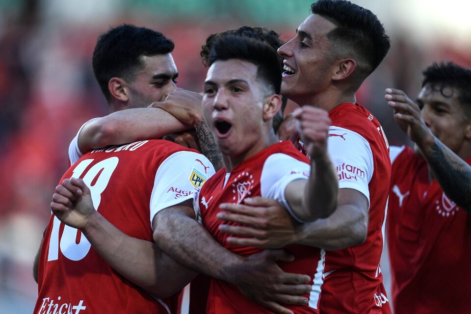 Velasco, uno de los mejores en Avellaneda, celebra el gol de Romero (Fuente: Télam)