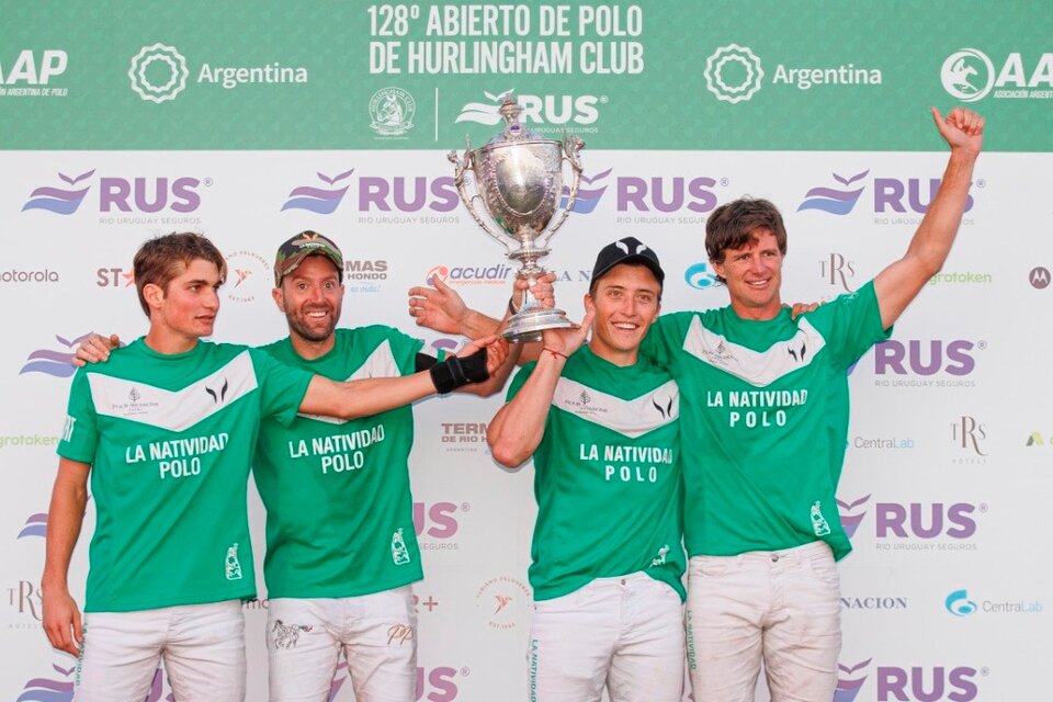 La alegría de los campeones en el podio (Fuente: Matías Callejo/Prensa AAP)