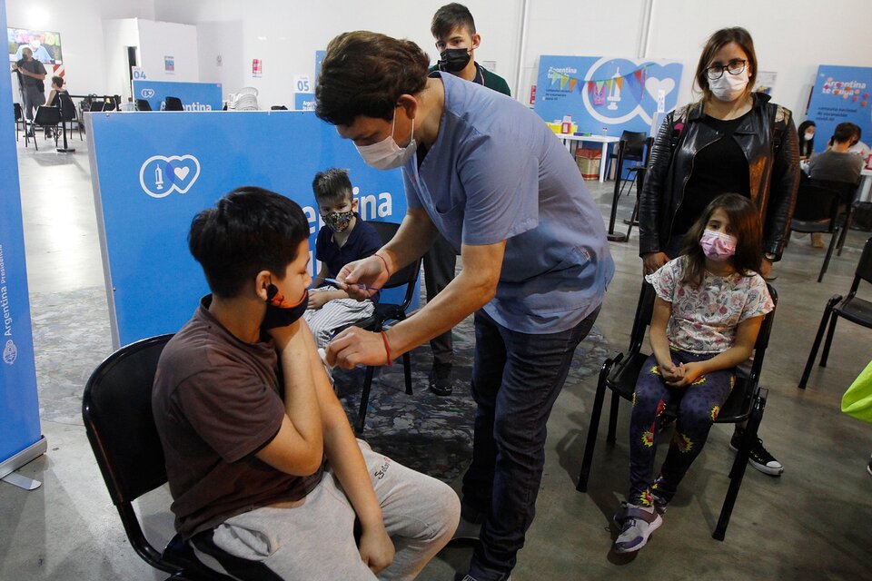 Los contagios por covid en Provincia de Buenos Aires y Ciudad de Buenos Aires empezaron a bajar otra vez por la vacunación de los niños. (Fuente: Carolina Camps)