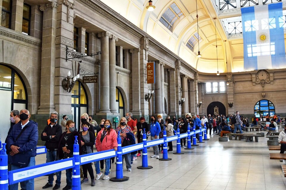 Largas filas en las cabeceras ferroviarias para comprar pasajes entre el 1 de diciembre y el 28 de febrero. (Fuente: Télam)
