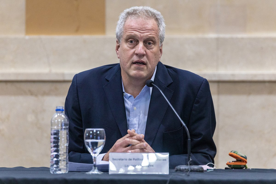 El ministro entregó computadoras en una escuela secundaria del partido bonaerense de Magdalena. (Fuente: NA)