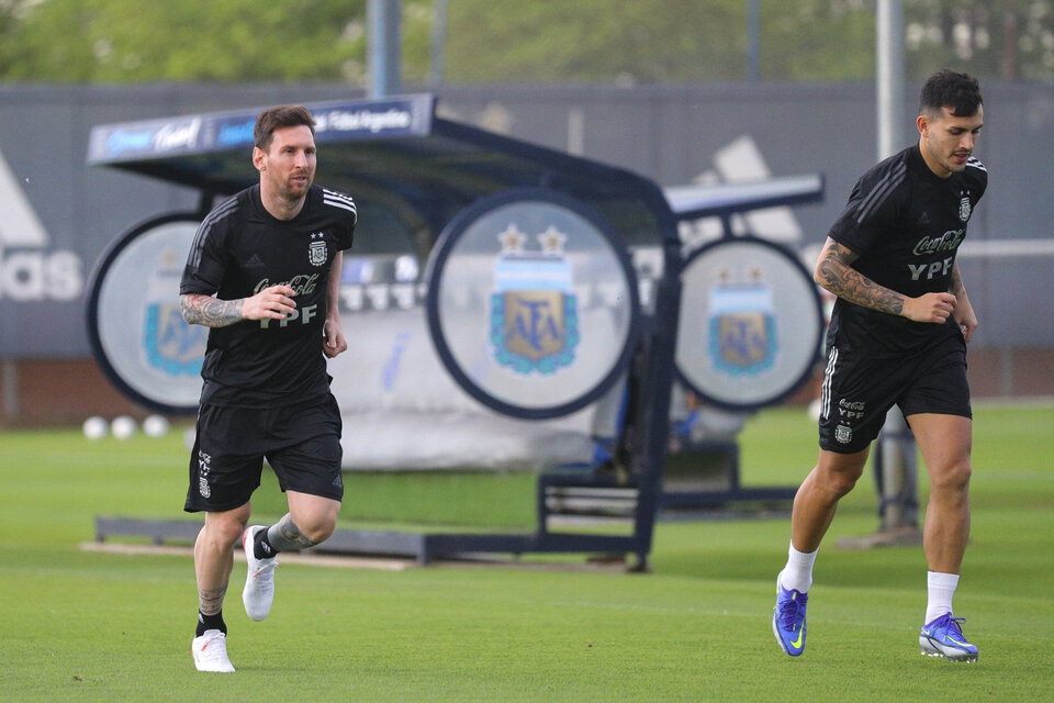 Lionel Messi y Leandro Paredes en la práctica de este lunes (Fuente: Prensa Selección)