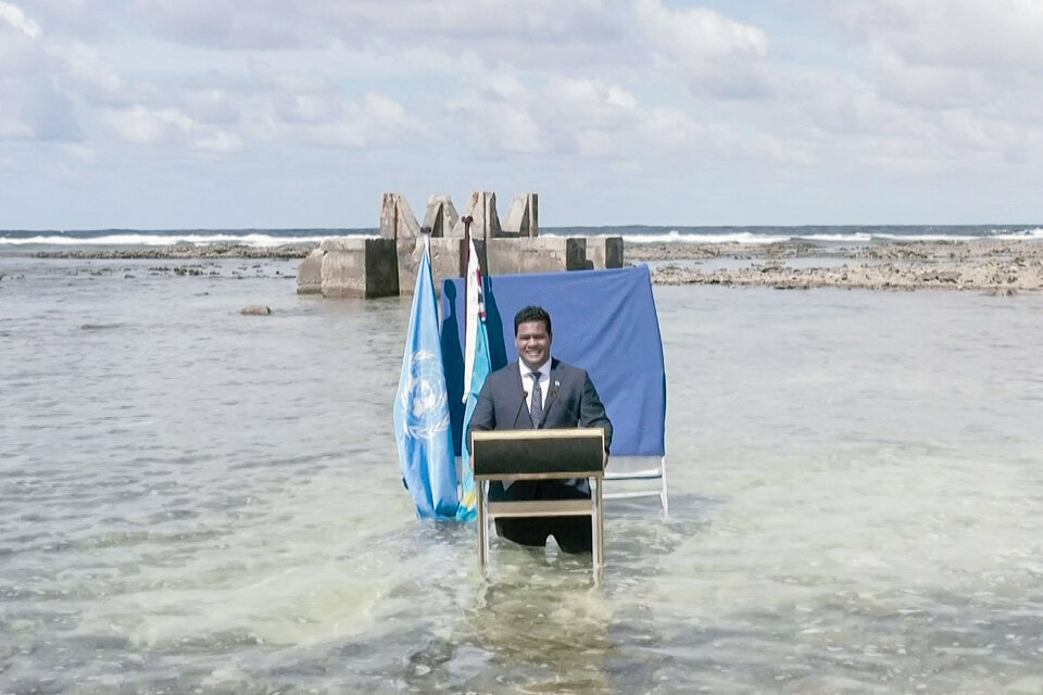 Un ministro de Tuvalu se filmó con el agua hasta la cintura: "Nos estamos hundiendo" (Fuente: AFP)