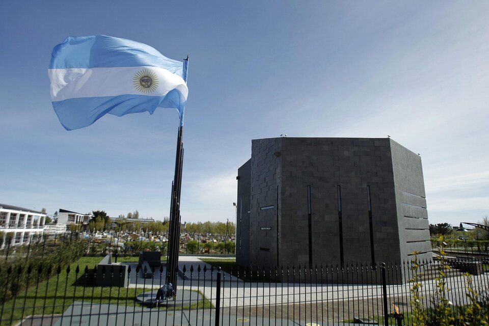 Después de 11 años, la justicia archivó por inexistencia de delito el expediente por el mausoleo de Néstor Kirchner.  (Fuente: EFE)