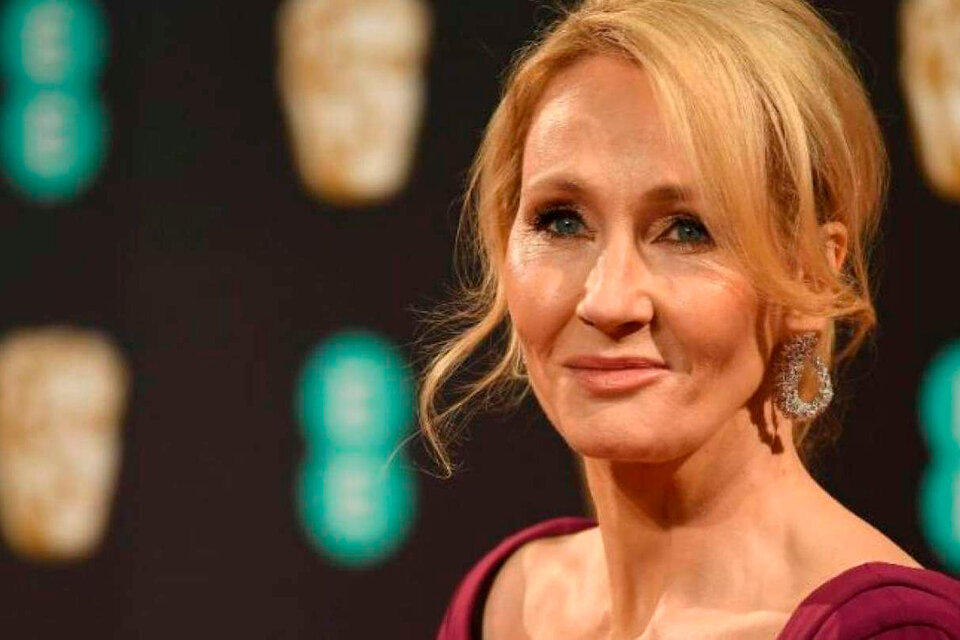 J.K Rowling tuvo que devolver un premio por tuitear en contra de la identidad de género autopercibida.
