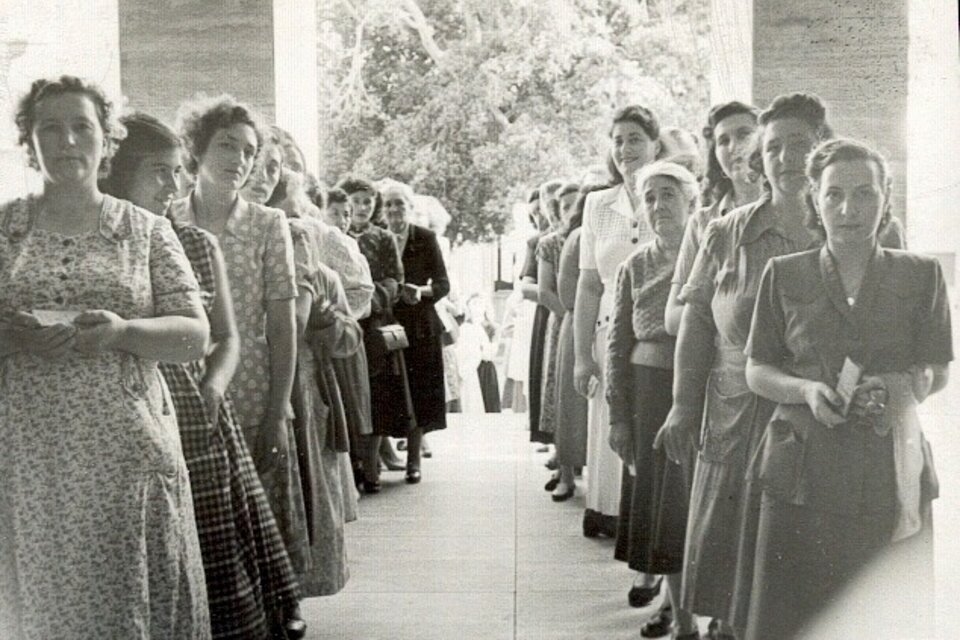 Mujeres santafesinas junto a la delegada censista Ana Macri esperando que abra la escuela donde votaban. Archivo: Ana Macri. (Fuente: Archivo Eloísa Chicco)