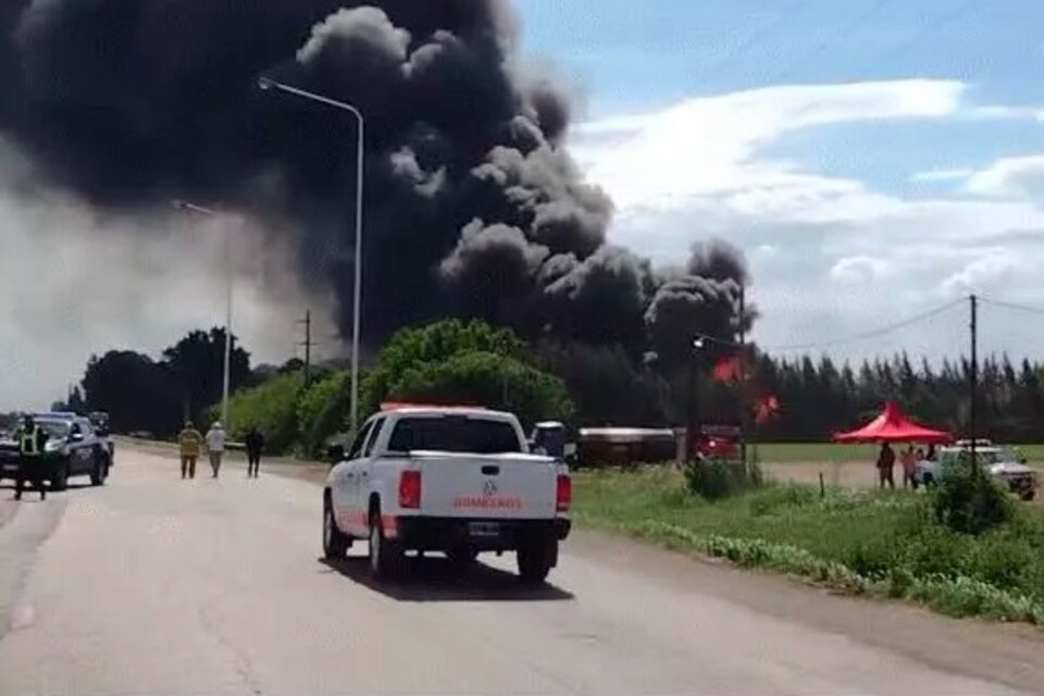 Rosario: impresionante incendio en una fábrica de plásticos 