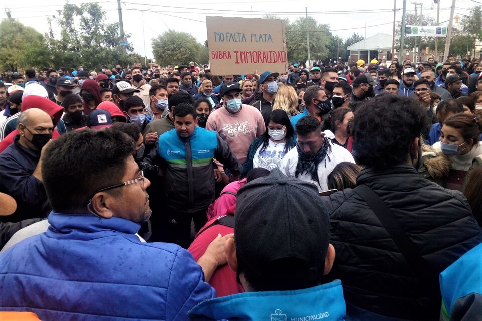 Protesta de trabajadores municipales frente a la residencia del Gobernador.