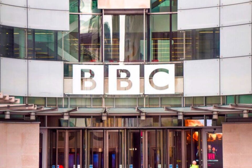 Son varios los trabajadores que ya renunciaron a la cadena BBC, con posteriores denuncias hacia el medio por transfobia. (Fuente: Carolina Camps)