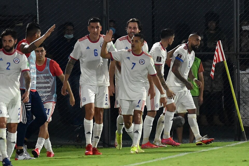 Chile festeja con Alexis Sánchez, que provocó el error de Silva y su autogol (Fuente: AFP)
