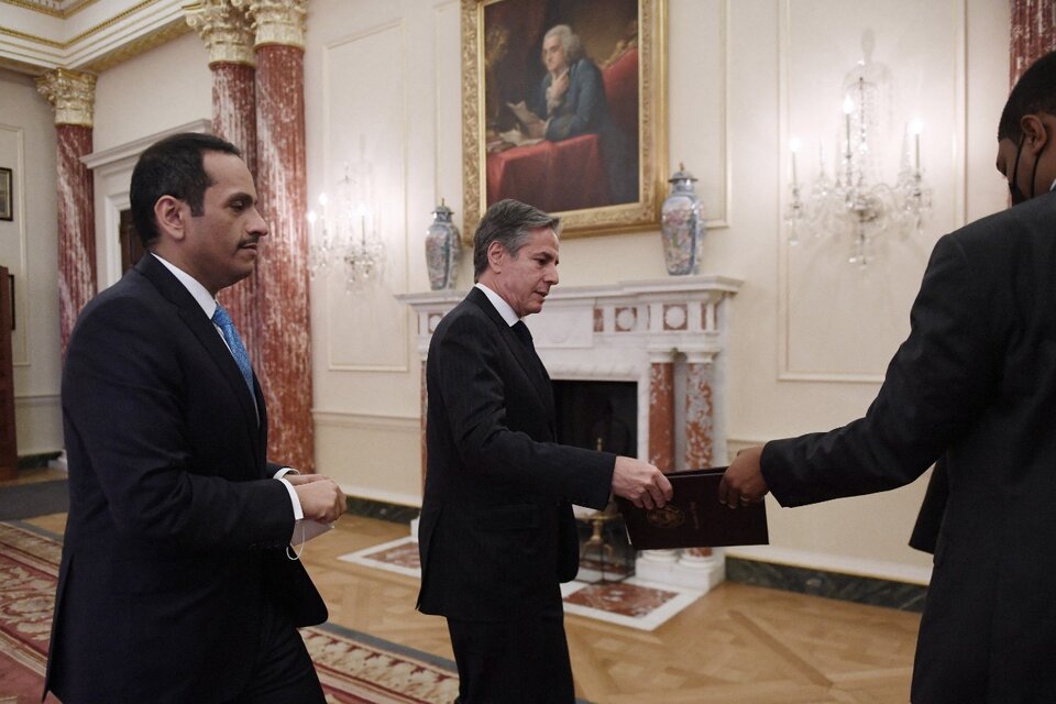 El ministro de relaciones exteriores de Qatar Sheikh Mohammed bin Abdulrahman Al Thani y el secretario de Estado Antony Blinken después de firmar el acuerdo. (Fuente: AFP)