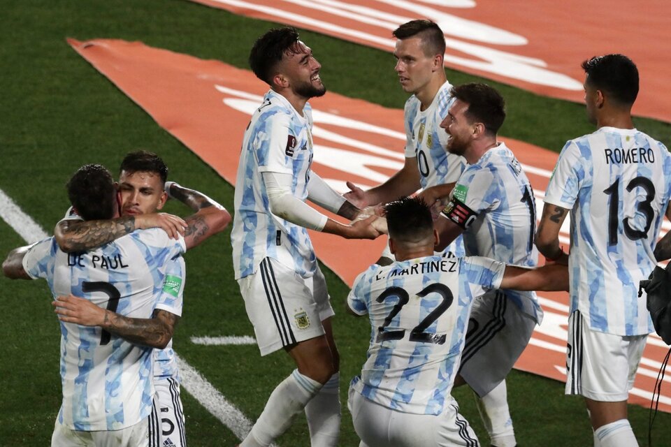 De Paul, Paredes, Nico González, Lo Celso, Lautaro, Messi y Cuti Romero, todos números puestos para Qatar (Fuente: AFP)