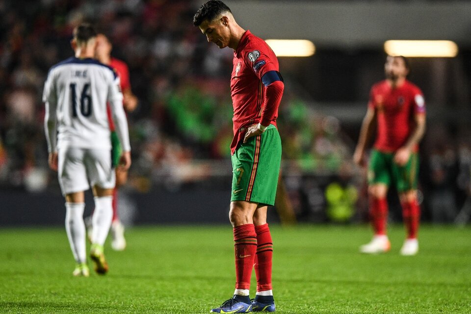 Cristiano Ronaldo, incrédulo. Portugal deberá jugar los playoffs (Fuente: AFP)