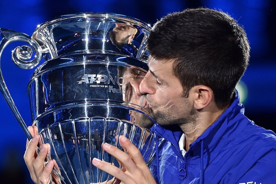 Djokovic celebra su trofeo que lo acredita como el mejor del año, por séptima vez en su carrera (Fuente: EFE)