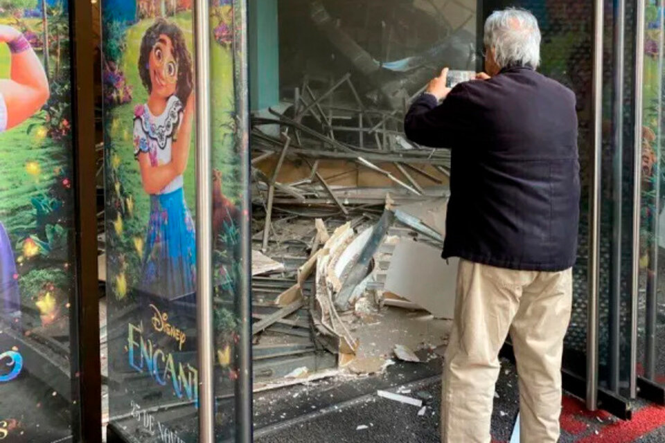 Se derrumbó el techo de la boletería del Cinemark de Palermo