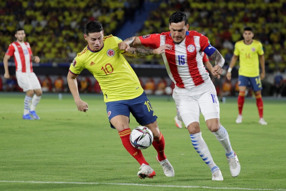 James disputa con Gómez. Colombia y Paraguay no pasaron del cero (Fuente: EFE)