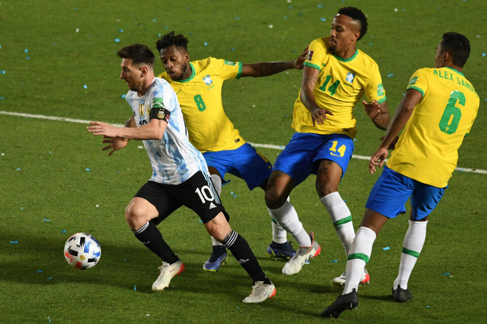 Messi lleva la pelota, a pesar de la marca. (Fuente: Fotobaires)
