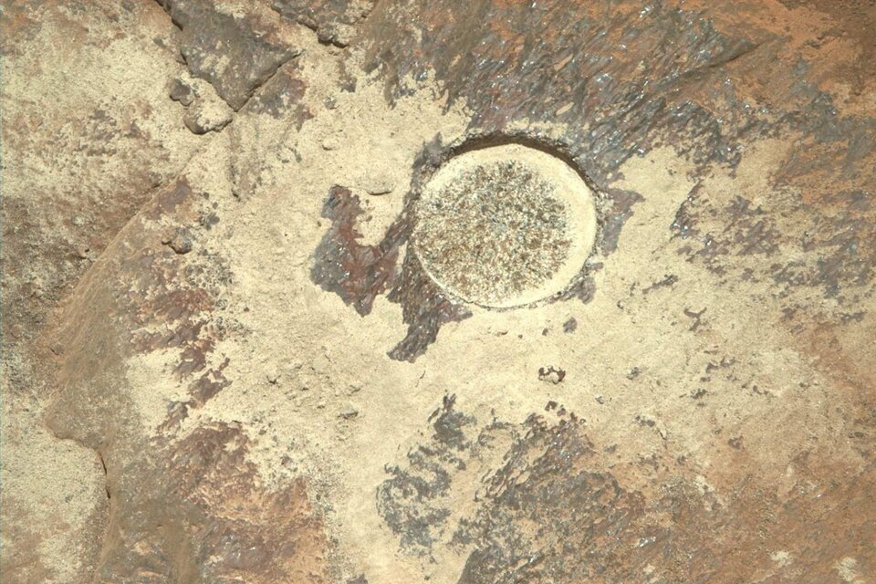 El interior de la piedra erosionada por el rover.  (Fuente: NASA)