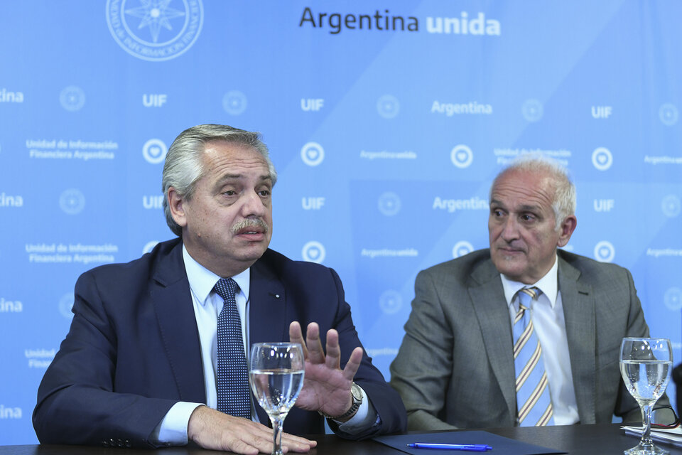 Alberto Fernández junto a Carlos Cruz, el titular de la UIF.