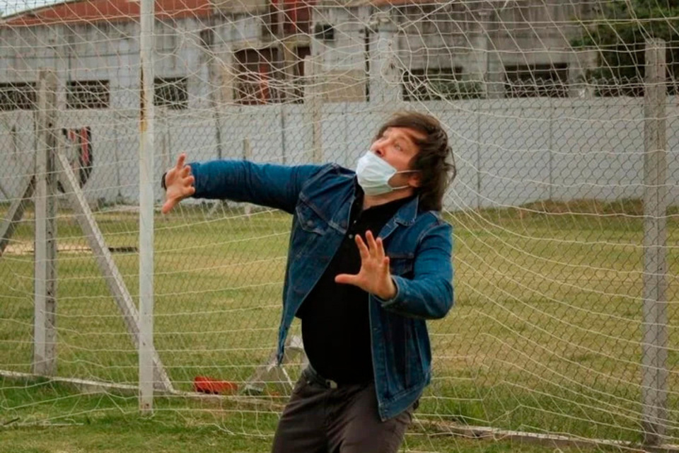 Javier Milei, en la cancha de Chacarita, donde fue arquero. (Fuente: Instagram)