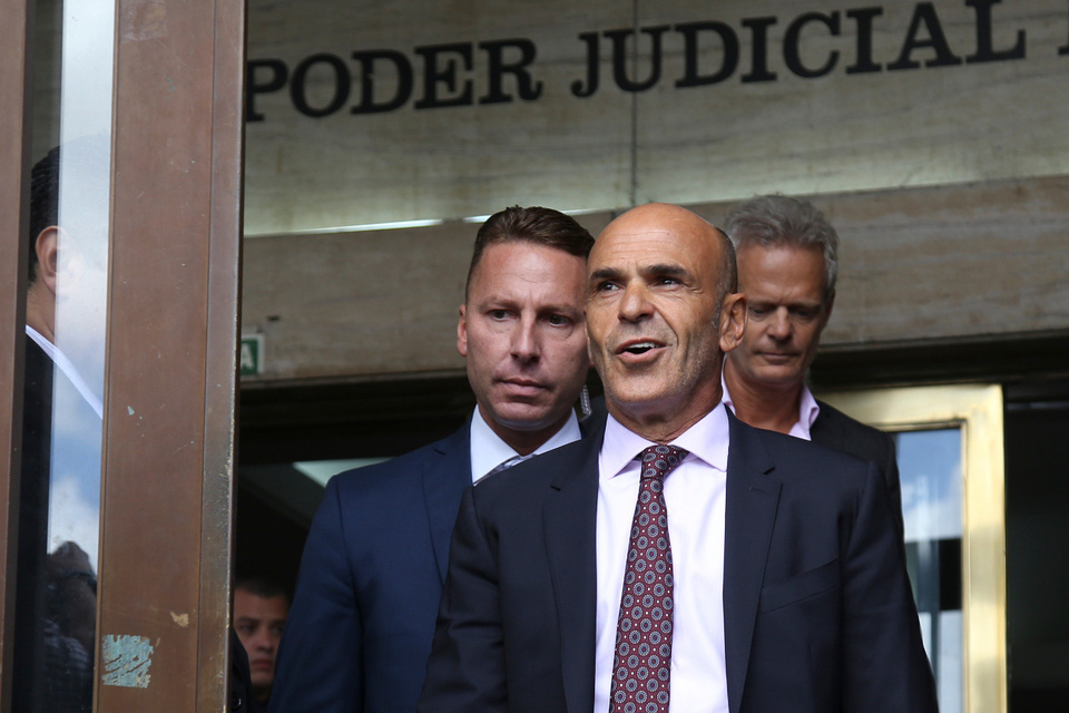 Gustavo Arribas quiere ir a la lujosa Abu Dabi, capital de los EAU, a una reunión por sus negocios en el fútbol entre el 27 y 30 de este mes. (Fuente: NA)