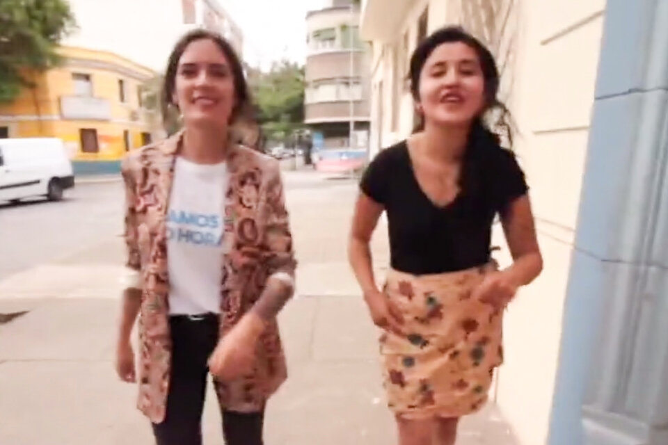Camila Vallejo y Daniela Serrano, en el video.  (Fuente: Captura de pantalla)