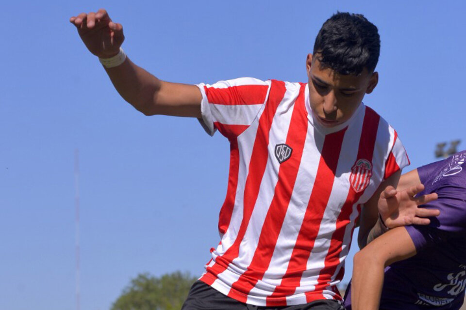 Lucas González, en juego con la camiseta de Barracas Central. (Fuente: Gentileza)