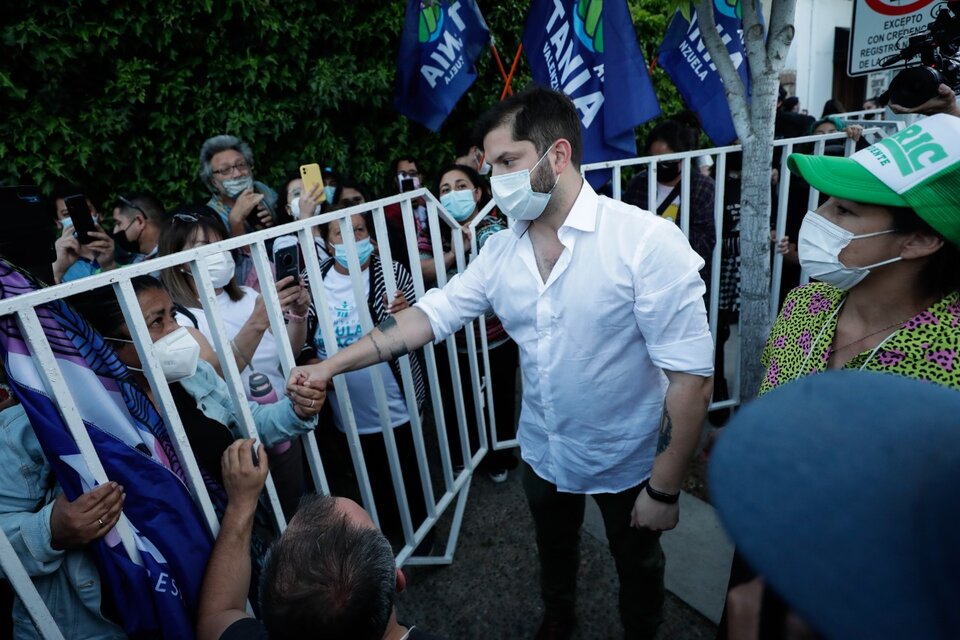 Boric interactúa con partidarios en el acto de cierre de campaña en Valparaíso. (Fuente: EFE)